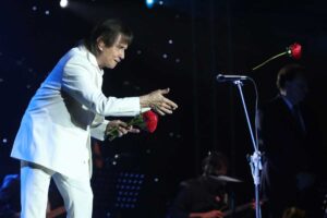 Roberto Carlos jogando flores em show de Niterói