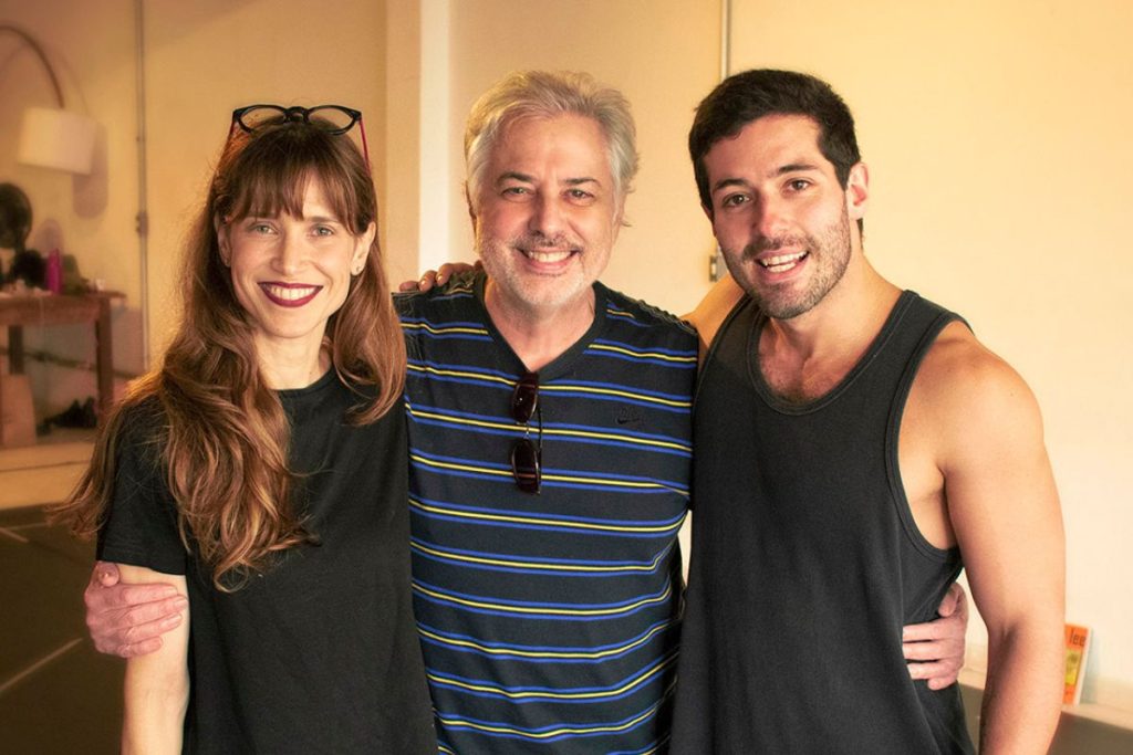 Roberto de Carvakho posa com Mel e Bruno, estrelas do musical de Rita Lee