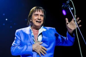 Roberto Carlos sorrindo e dançando