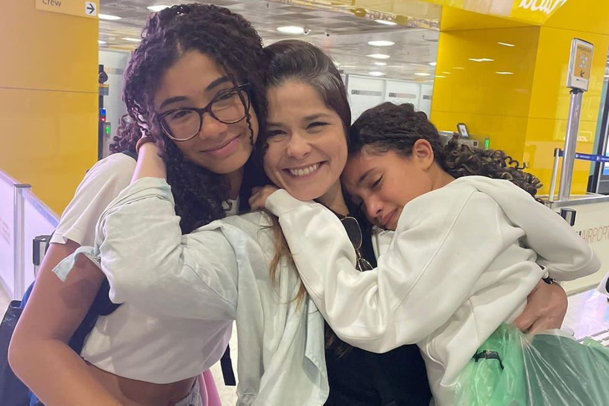 samara felippo com as filha no aeroporto