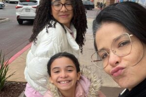 samara felippo posando com as filhas