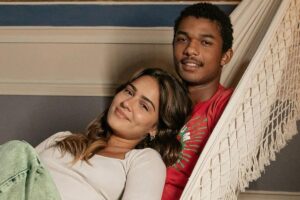 João Pedro (Juan Paiva) e Sandra (Giullia Buscacio) junto na rede em 