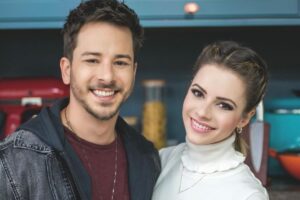 sandy e junior lima posando juntos sorridentes