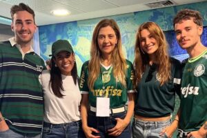 Sasha e João posam com Leila, presidente do Palmeiras