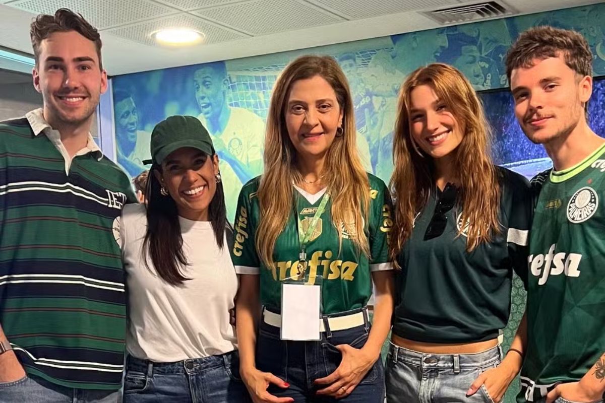 Sasha e João posam com Leila, presidente do Palmeiras