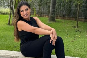 Simone Mendes de preto, sentada