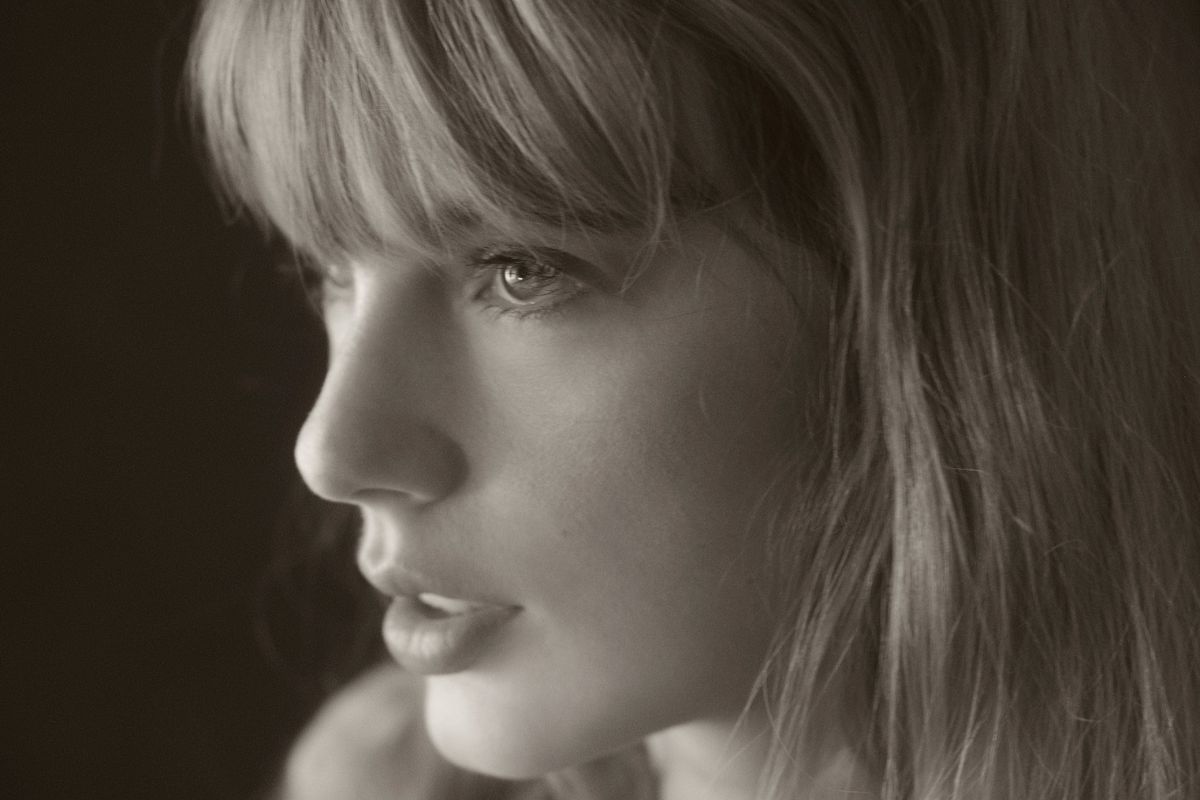 Taylor Swift surpreende fãs com álbum duplo