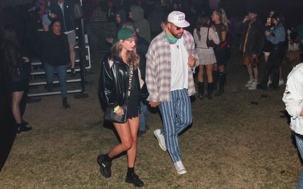Travis Kelce e Taylor Swift no festival de Coachella – Foto: Grosby Group