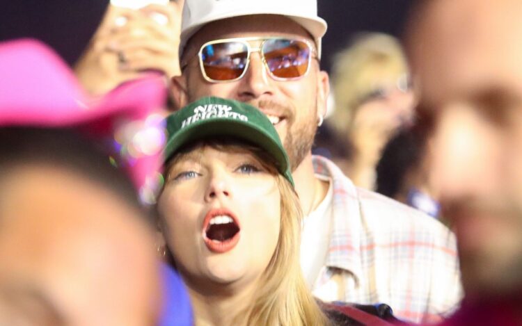 Travis Kelce e Taylor Swift no festival de Coachella – Foto: Grosby Group