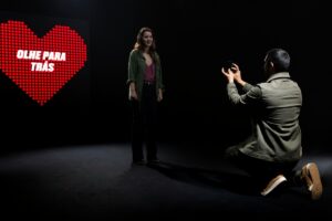 Tom (Renato Góes) pede Vênus (Nathalia Dill) em casamento