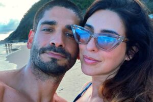 victor sampaio e fernanda paes leme posando juntos