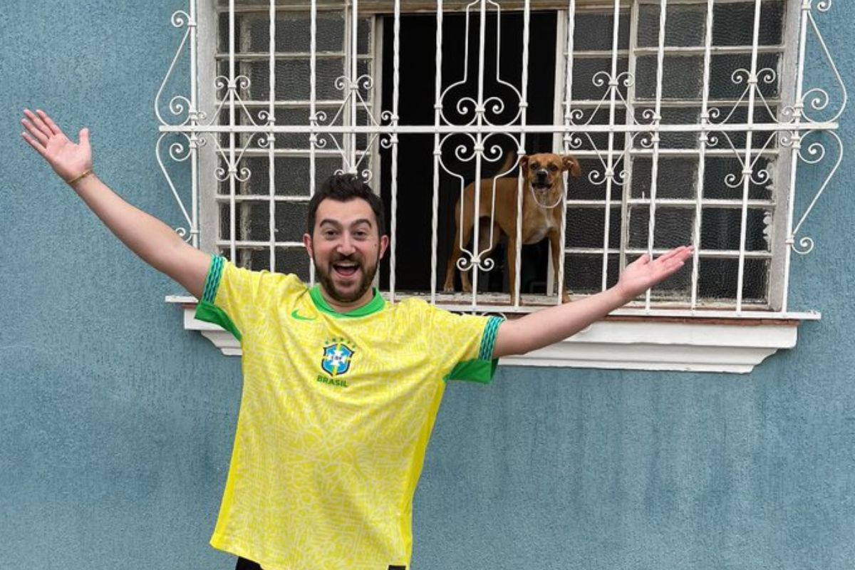Vincent Martella posa com cachorro caramelo e promete volta ao Brasil