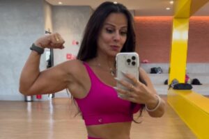 viviane araujo tirando selfie em academia