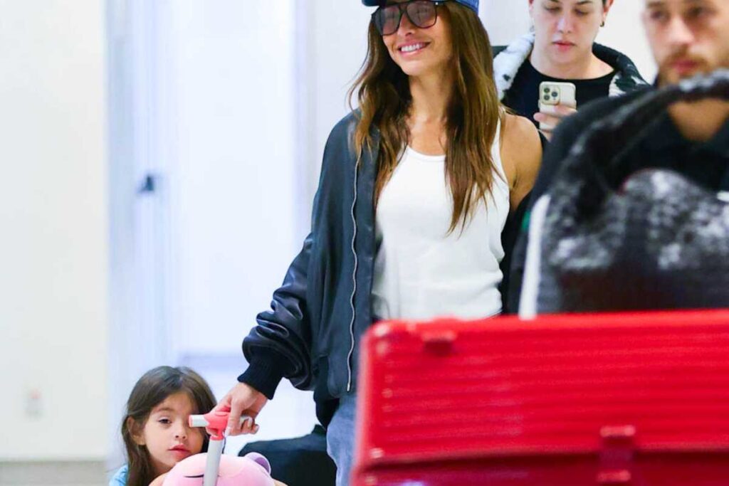 Zoe desembarcando com Sabrina ato no aeroporto de Guarulhos