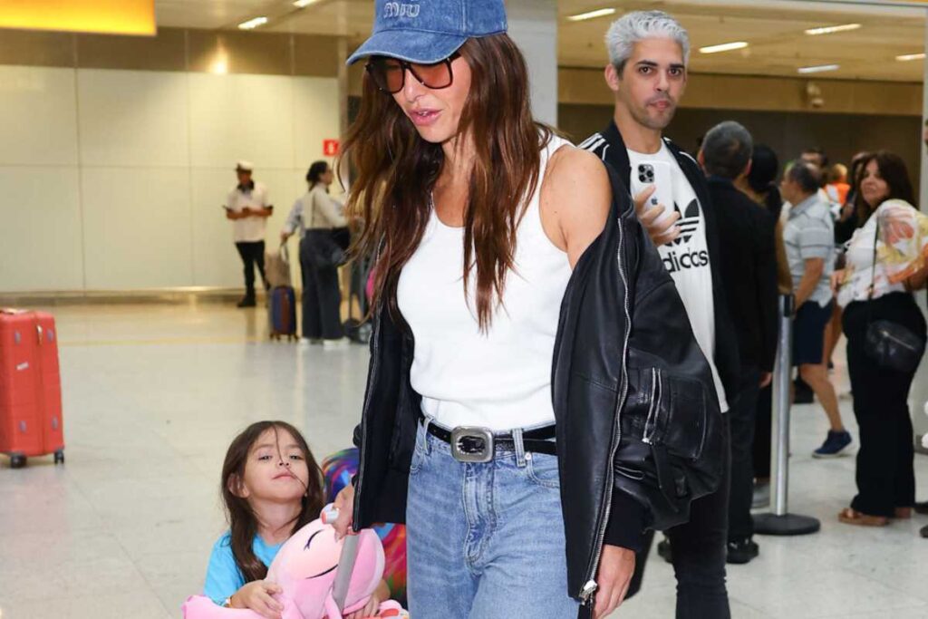 Zoe desembarcando com Sabrina ato no aeroporto de Guarulhos