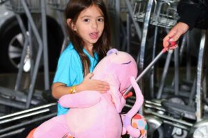 Zoe desembarcando com Sabrina ato no aeroporto de Guarulhos