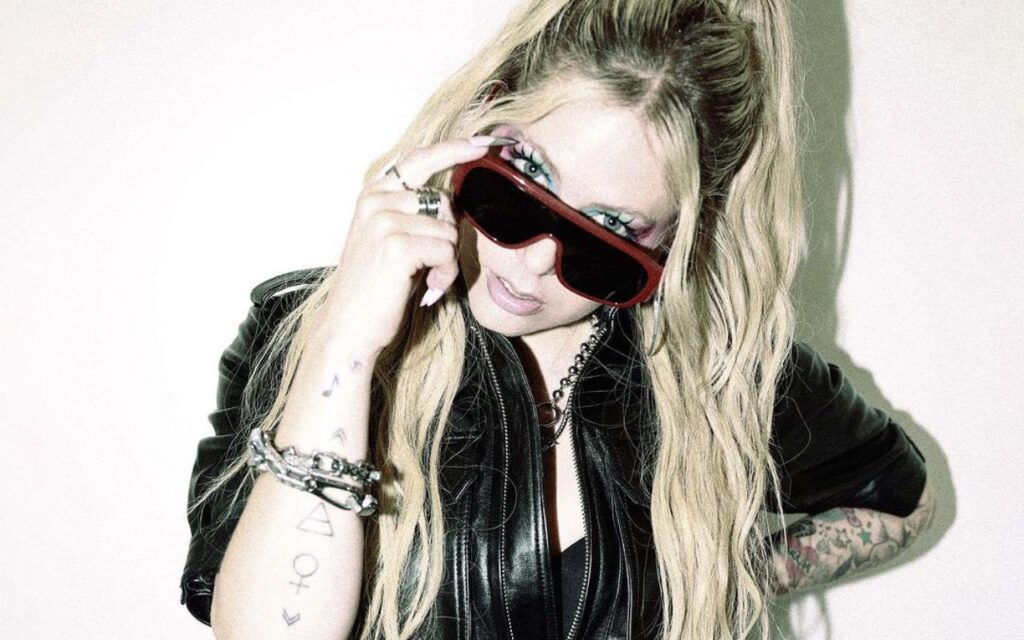 Avril Lavigne rebate teorias sobre sua morte: ‘É uma boa teoria’