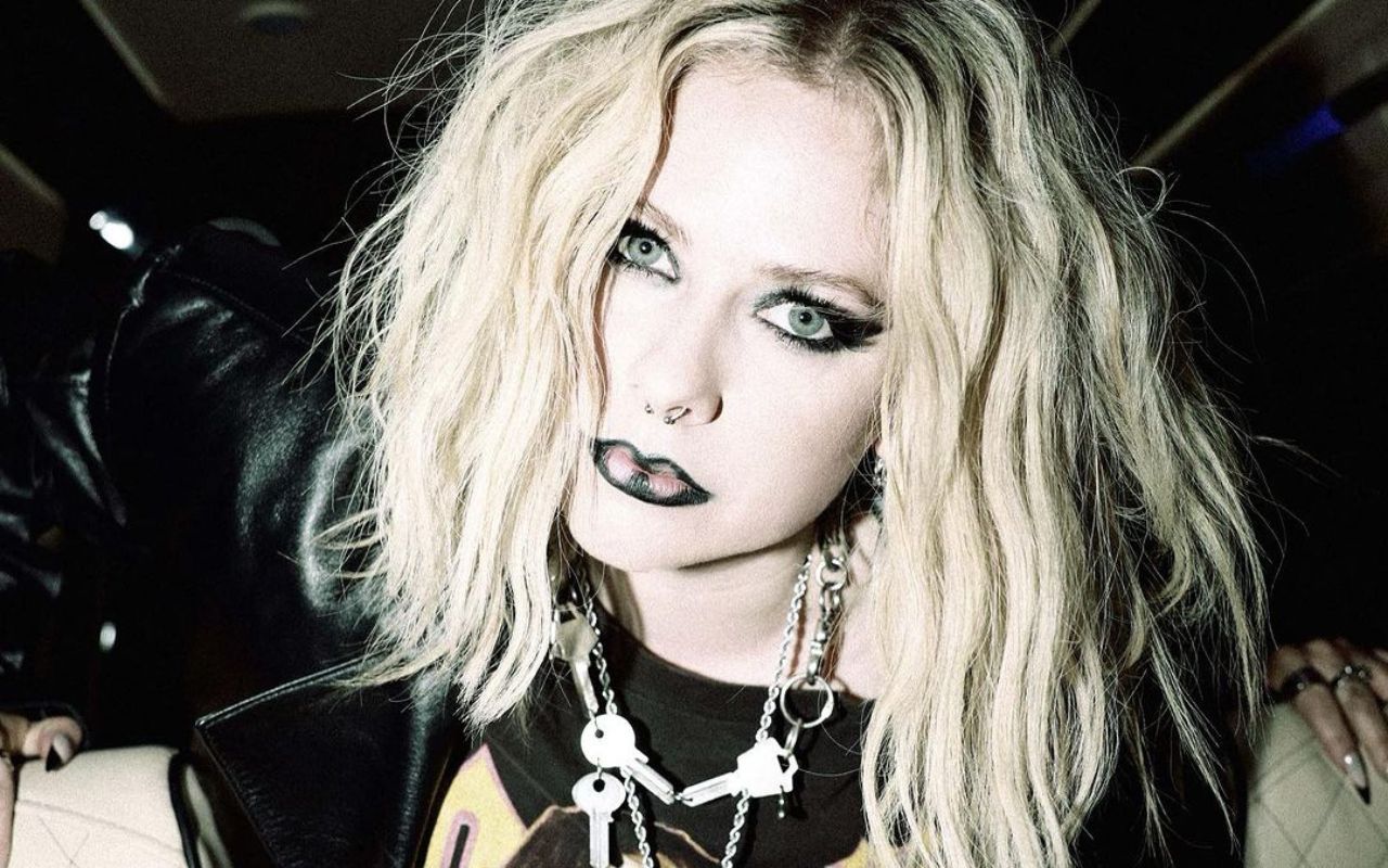Avril Lavigne rebate teorias sobre sua morte: ‘É uma boa teoria’