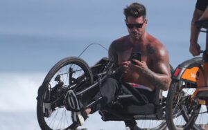 Fernando Fernandes passeia de triciclo pela orla da praia – Foto: Delson silva