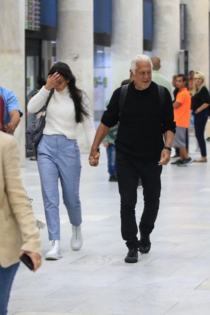 Antônio Fagundes e Alexandra Martins de mãos dadas, no aeroporto 