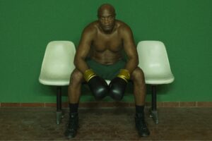 anderson silva sentado com look de luta