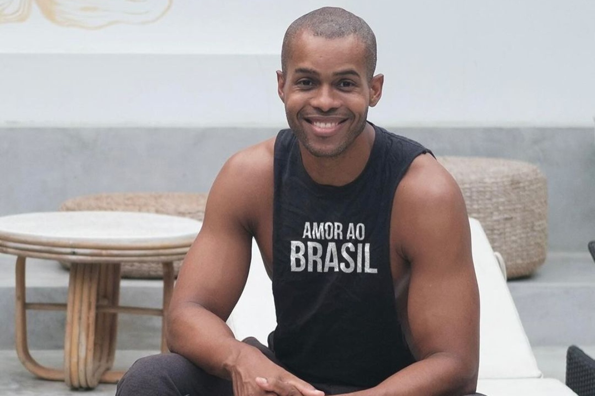Ator Andrew Mc Farlane de camiseta regata escrito 'Amo o Brasil'