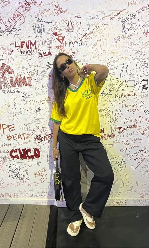 Anitta posa com camiseta do Brasil com nome de Madonna