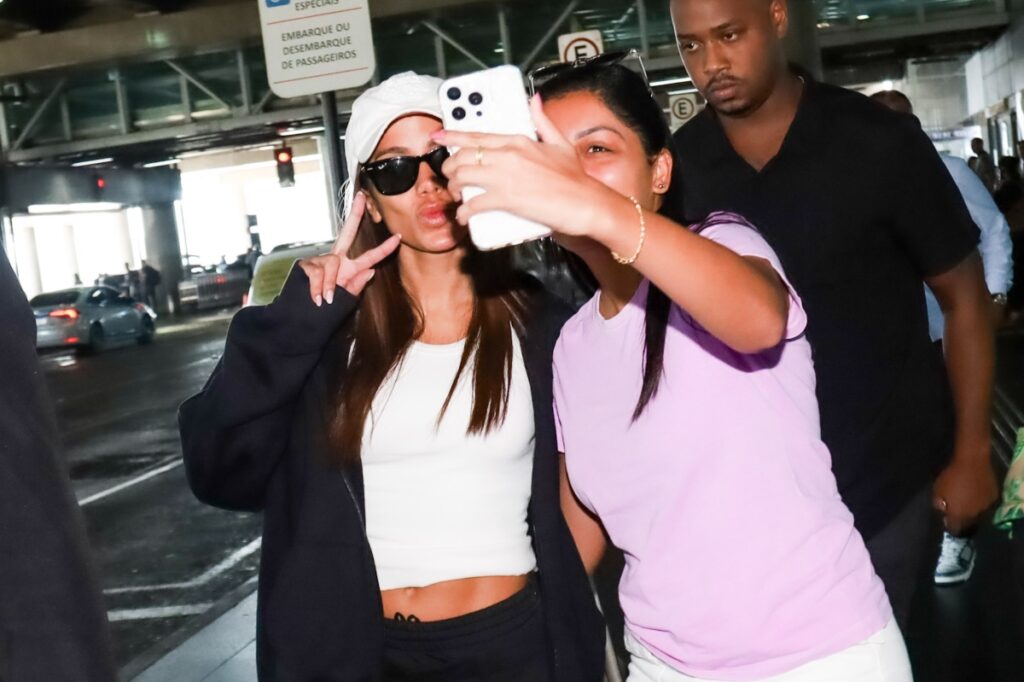 Anitta fazendo selfie com fã 
