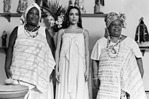 Anitta em cenas do clipe de 'Aceita'