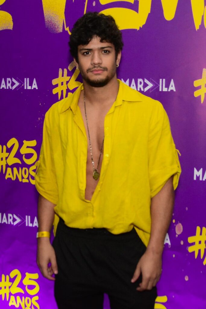 Gabriel Santana de camisa amarela e calça preta 