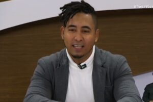 apresentador luiz teixeira no roda viva