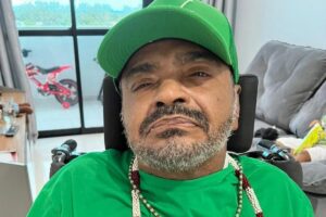 Arlindo Cruz de camisa e boné verde