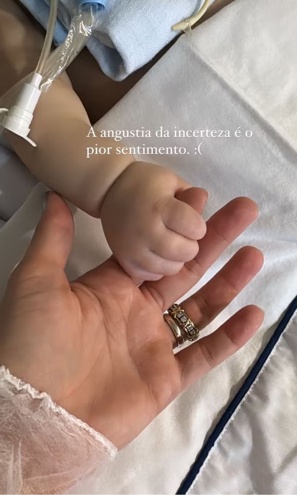 Arthur aparece segurando o dedo de Ingra Soares