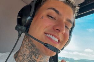 arthur urach posando em helicóptero