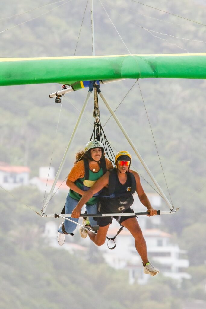 Instrutor de asa delta e Camila Moura voando