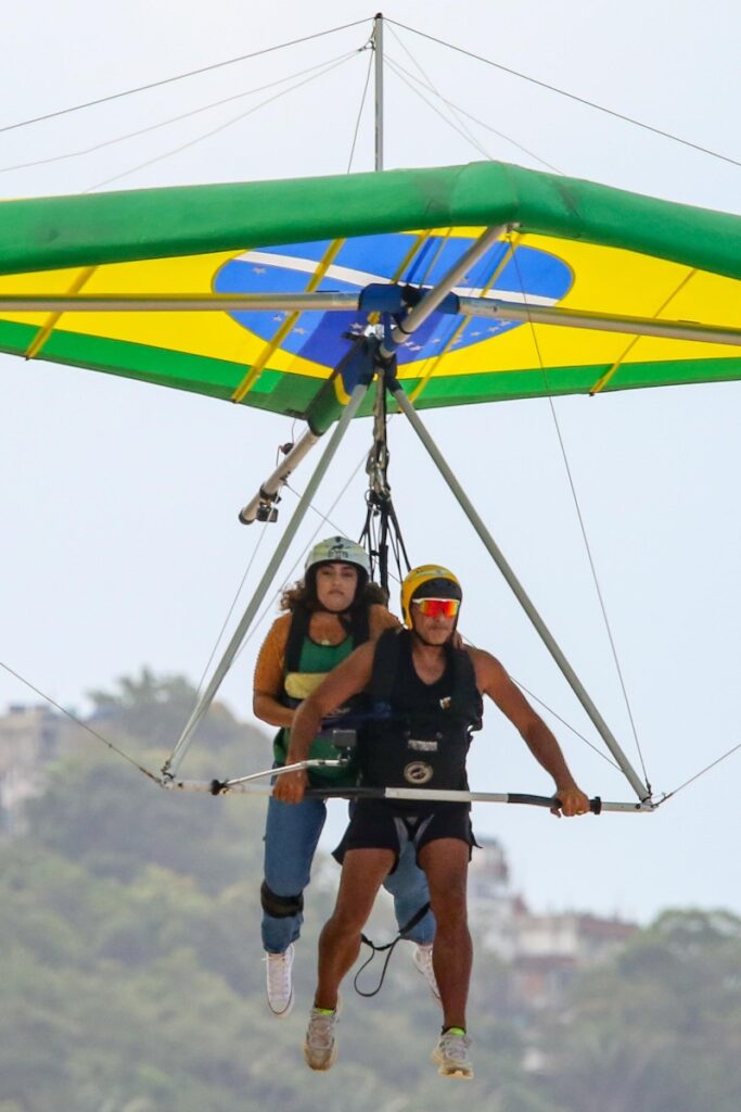Instrutor de asa delta e Camila Moura voando