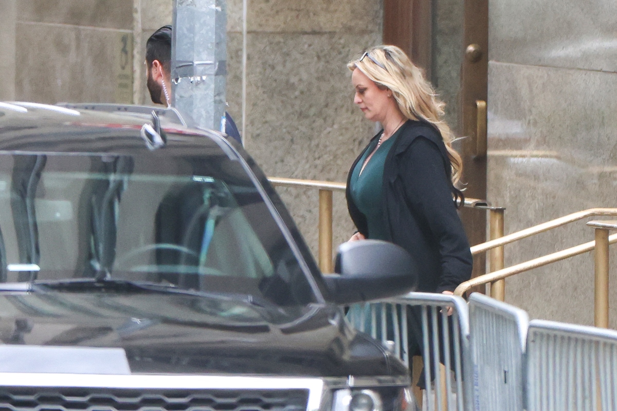 Ex-atriz pornô Stormy Daniels entrando no carro, na saída do tribunal