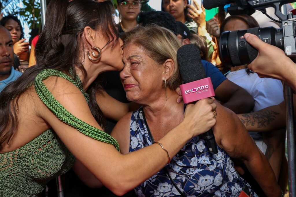 Beatriz, a Bia do Brás, causa alvoroço em feira em Guarulhos