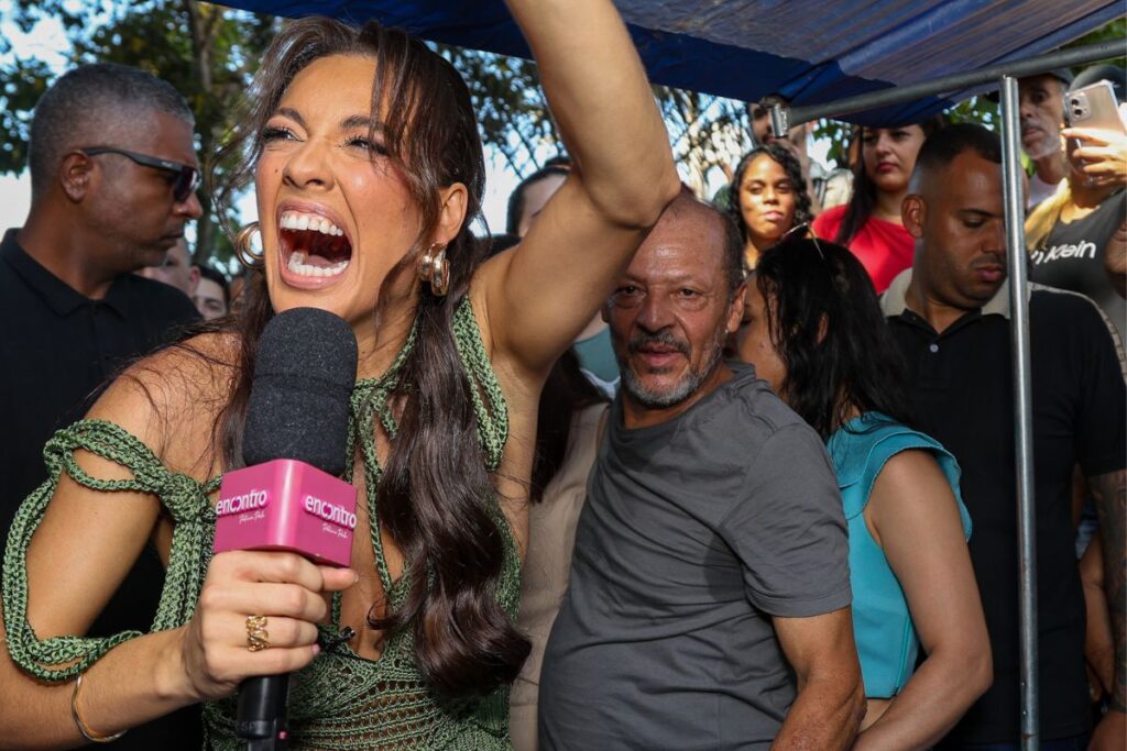 Beatriz, a Bia do Brás, causa alvoroço em feira em Guarulhos