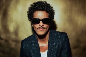 Bruno Mars de óculos escuros