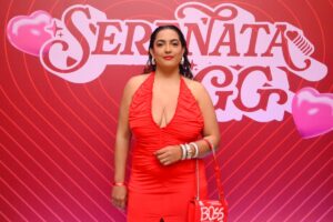 Camila Moura de vestido vermelho