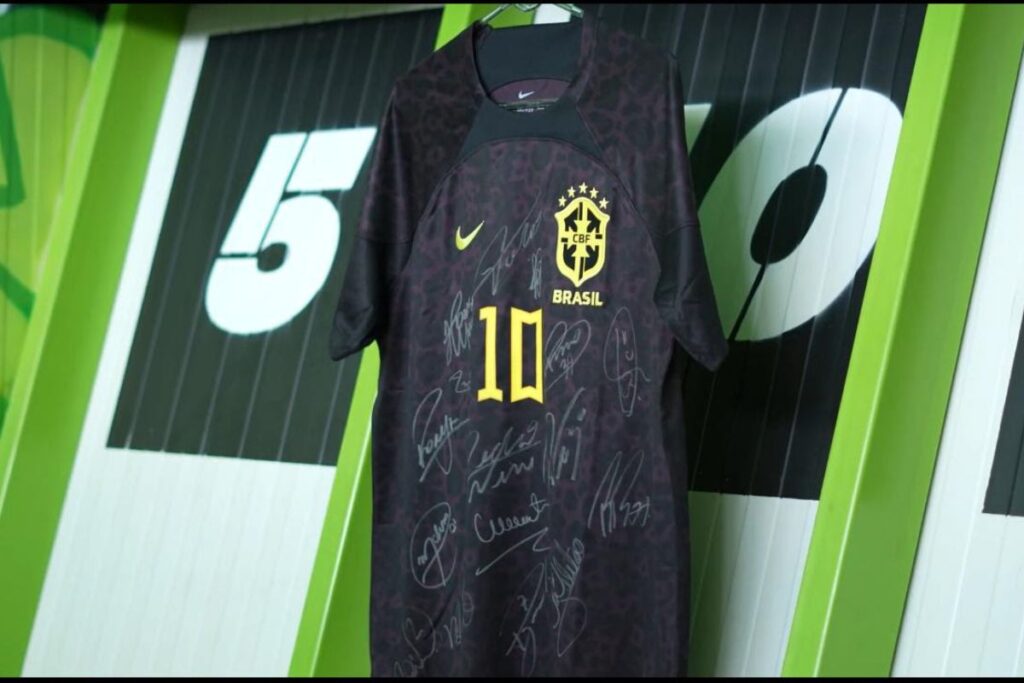 Camisa do Brasil autografada é um dos iteis do leilão de Neymar
