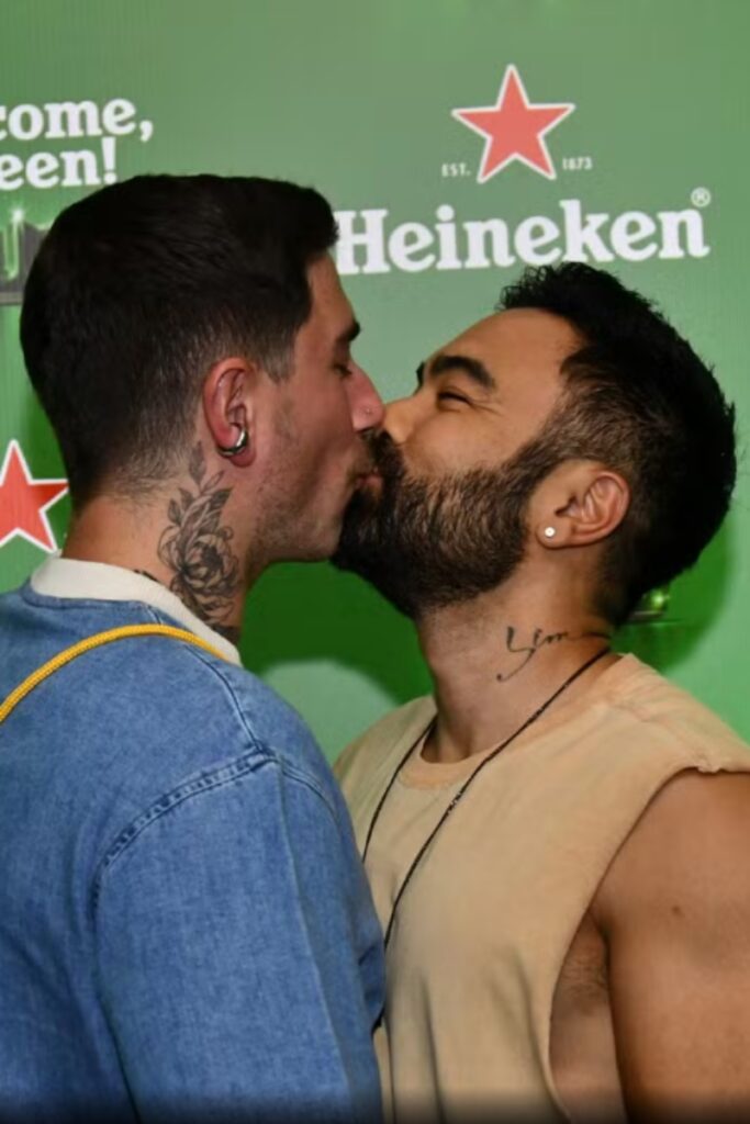 Rafael Piccin beijando Mauro Souza 