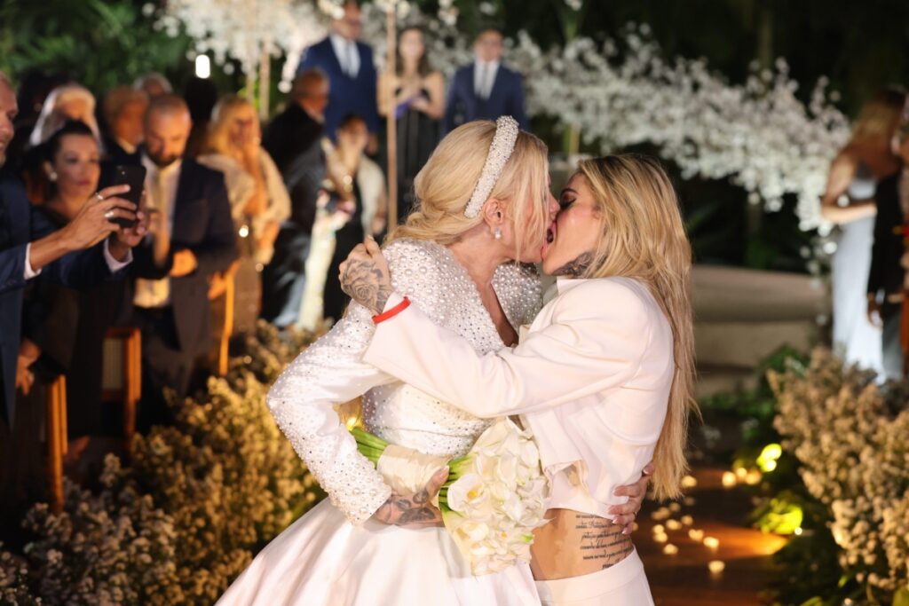 Monique Evans e Cacá Werneck, as noivas se olhando, beijando