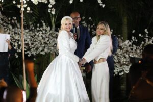 Monique Evans e Cacá Werneck, as noivas no altar