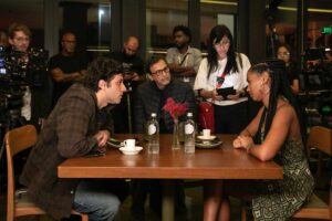 Bastidor de cena entre Viola (Gabz) e Mavi (Chay Suede) em Mania de Você