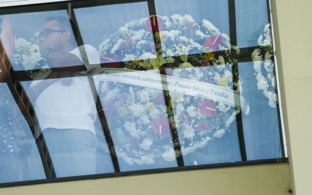 Fausto Silva manda coroa de flores para o velório de Silvio Luiz no Cemitério Gethsêmani, em São Paulo