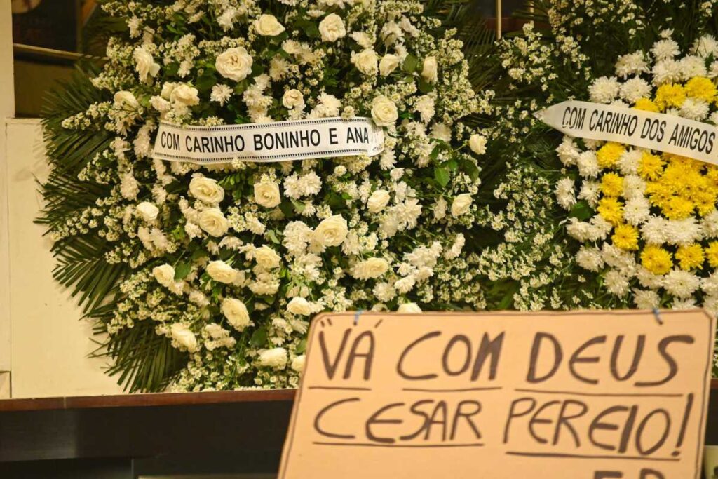 Coroa de flores de Boninho e Ana Furtado no velório de Paulo César Pereio
