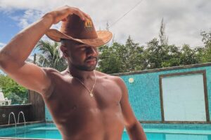 Davi Brito sem camisa, com chapéu de fazendeiro