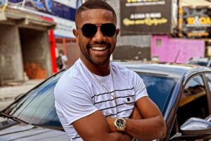 davi de óculos escuros em cima de carro